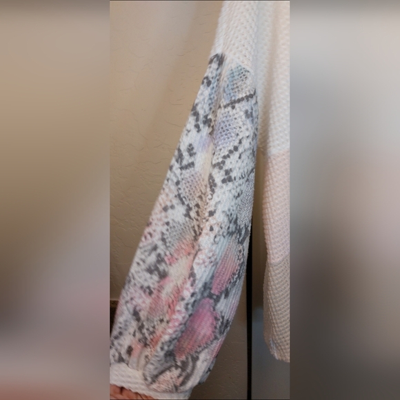 Fantastic Fawn Color Blocked Waffle Knit Top Size 3X Pullover Snake Print Sleeve - Picture 4 of 7